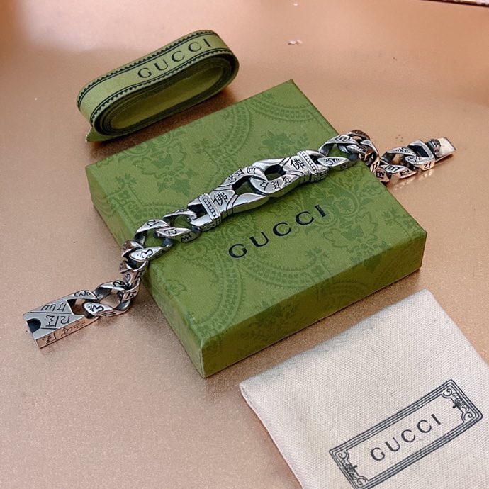 G*u*i bracelets